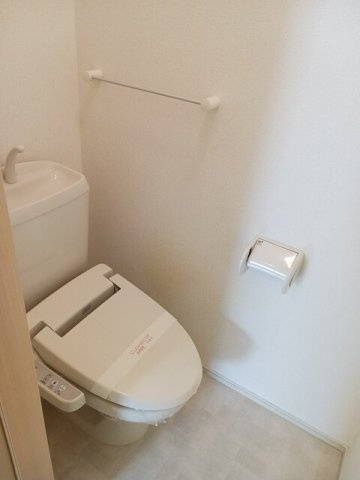 メゾン・エスペランサのトイレ|ゆったりとした空間のトイレです