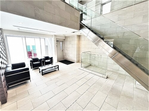 ライオンズ国泰寺グランアクシスのエントランス|ファーストラウンジ　※2024年7月撮影