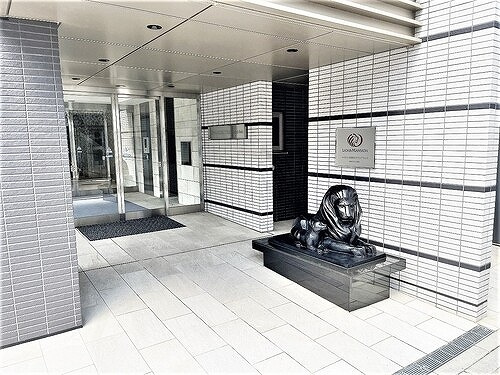 ライオンズ国泰寺グランアクシスのエントランス|アプローチ・ライオン像　※2024年7月撮影