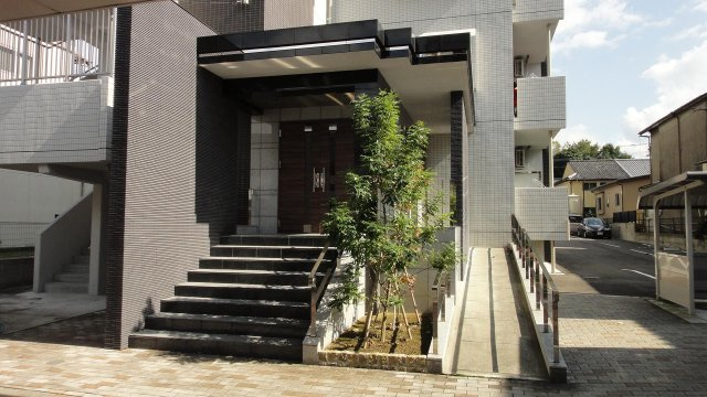 ブリエコート 中央通りのエントランス|建物入り口（エントランス、スロープ付き）