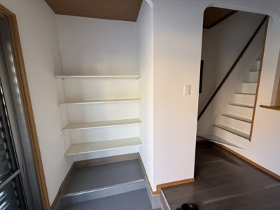 【玄関】 | 【プレイワーク松風町】大芝小・中古戸建・4LDK | ゆったりとした玄関です