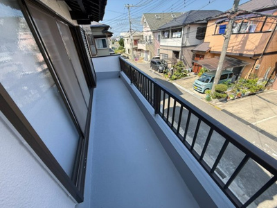 【バルコニー】 | 【プレイワーク松風町】大芝小・中古戸建・4LDK | 開放的で明るい空間を演出してくれるバルコニーです