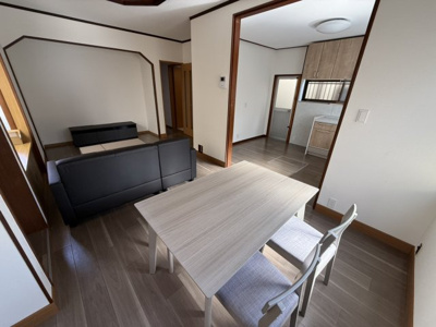 【居間・リビング】 | 【プレイワーク松風町】大芝小・中古戸建・4LDK | こちらのリビングで趣味の時間をお楽しみください