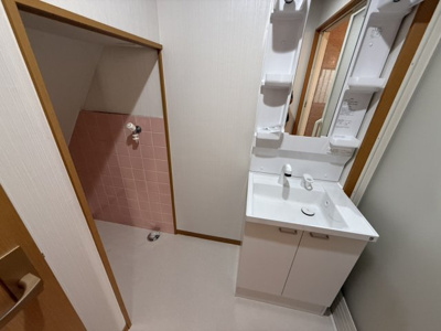 【独立洗面台】 | 【プレイワーク松風町】大芝小・中古戸建・4LDK | 独立洗面台で身支度をすべて済ませてしまいましょう