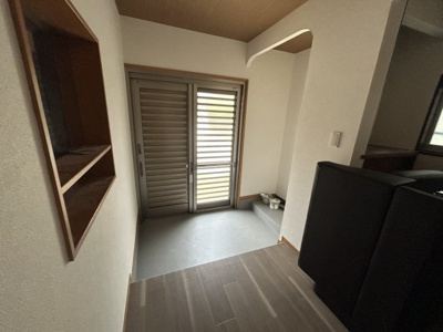 【玄関】 | 【プレイワーク松風町】大芝小・中古戸建・4LDK | 明るい玄関です