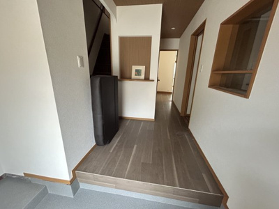 【玄関】 | 【プレイワーク松風町】大芝小・中古戸建・4LDK | 明るい玄関です