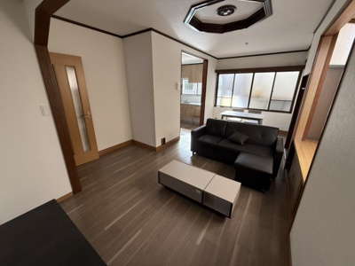 【居間・リビング】 | 【プレイワーク松風町】大芝小・中古戸建・4LDK | こちらの居間で趣味の時間をお楽しみください