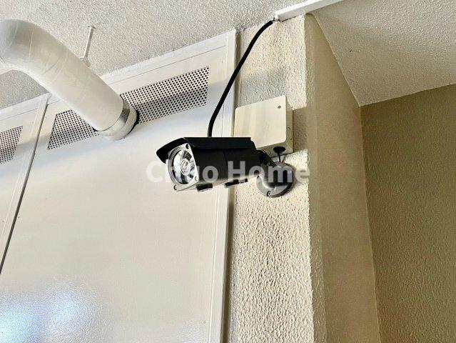 エヴァーグリーン綾瀬の防犯設備|【防犯カメラ】何かあった時の大事な証拠になることももちろんなりますが、防犯というくらいですので大事なのは防犯カメラがあることによって抑止力につながることですよね。