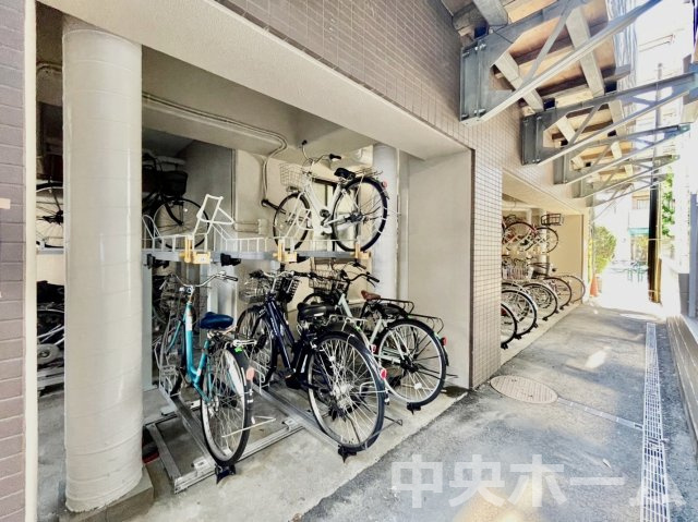 エヴァーグリーン綾瀬の駐輪場|【自転車置き場】最新の空き状況や費用などの詳細は担当スタッフまでお問い合わせください。