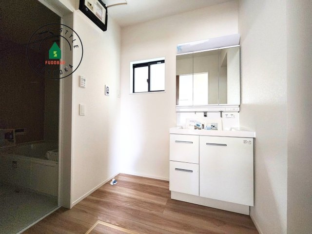 糟屋郡粕屋町戸原東1丁目第1-3棟（2号棟）の内観：施工例|ゆとりの洗面スペースで朝の身支度もスムーズに。暮らしを快適に変えるシャワー付洗面台です！