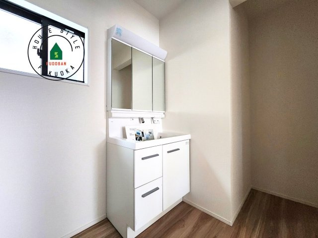 糟屋郡粕屋町戸原東1丁目第1-3棟（2号棟）の内観：施工例|毎日使うものだから清潔な空間を保ちたい水回り。洗面にはそんな願いを解消させてくれる収納アイデアが満載です。三面鏡の裏側にはキャビネットが現れ小物から背の高い物まで収納できます。