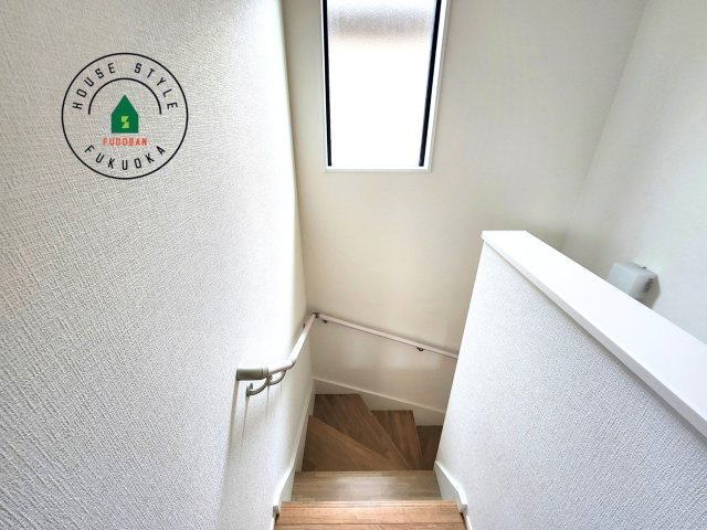 糟屋郡粕屋町戸原東1丁目第1-3棟（2号棟）の内観：施工例|階段からも明るい光が入ります。採光や通風も階段の重要な役割です。