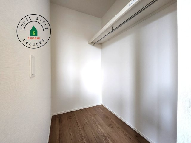 糟屋郡粕屋町戸原東1丁目第1-3棟（2号棟）の内観：施工例|洋服や大きな荷物が多い方や人数の多いご家族などは、一般的なクローゼットよりもウォークインクローゼットのほうが使い勝手が良いです。