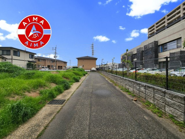 糟屋郡粕屋町戸原東1丁目第1-3棟（2号棟）の前面道路含む現地写真|前面道路は閑静な住宅地をはしる車通りの少ない道路。お車の出し入れが苦手なママや小さなお子様にも安心ですね。しっかり舗装もされているので、ベビーカーや自転車で通っても快適に通行できます。