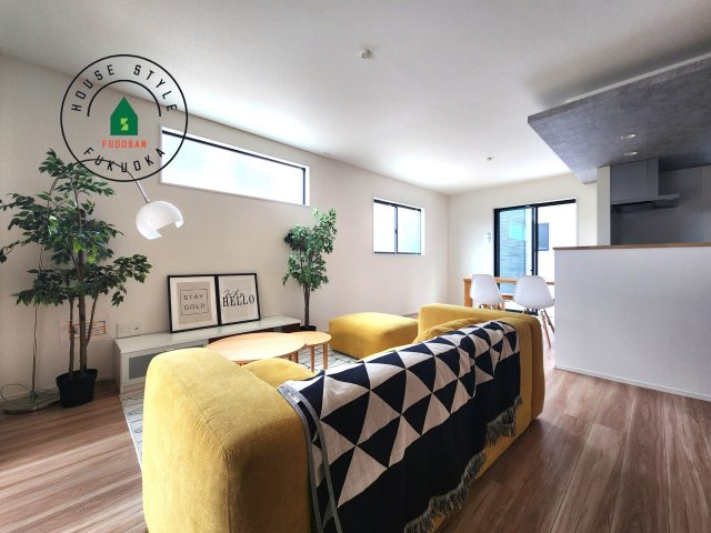 糟屋郡粕屋町戸原東1丁目第1-3棟（2号棟）の内観：施工例|ご家族を近くに感じられる対面キッチンのLDK。会話もはずみそうですね。