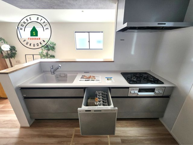糟屋郡粕屋町戸原東1丁目第1-3棟（2号棟）の内観：施工例|ダイニングテーブルへの配膳がラクラク、お料理はかどるカウンター付きシステムキッチン！