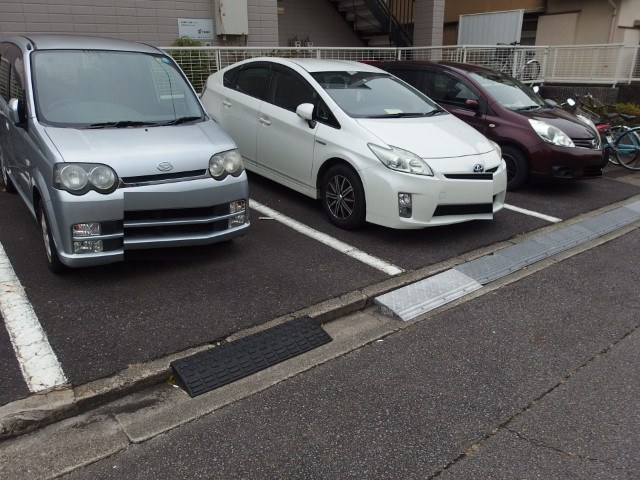 シャトレーヌ葵の駐車場