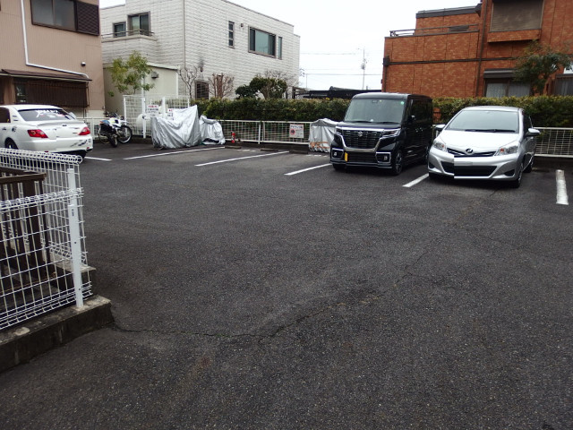 シャトレーヌ葵の駐車場