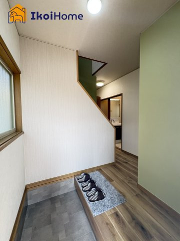 明石市東山町　中古戸建の玄関|【ホームページに現地動画掲載中】●年中無休：当日予約可●玄関は小窓がありますので明るく換気できます。