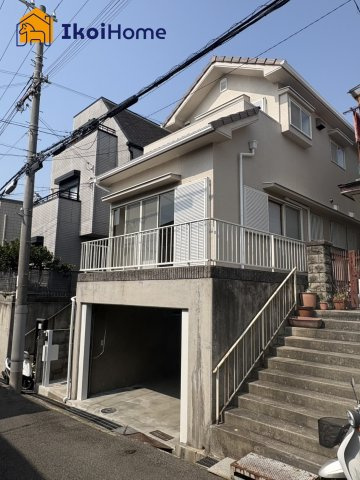 明石市東山町　中古戸建の駐車場|【ホームページに現地動画掲載中】●年中無休：当日予約可●堀込車庫1台あります。ガレージ広々で収納可！