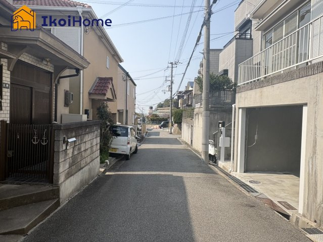 明石市東山町　中古戸建の前面道路含む現地写真|【ホームページに現地動画掲載中】●年中無休：当日予約可●前面道路幅員は4.4M幅、交通量少ないです。