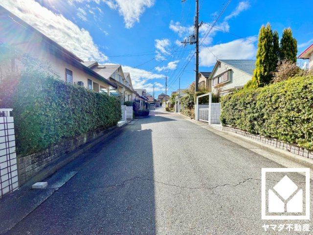 京田辺市花住坂２丁目の前面道路含む現地写真