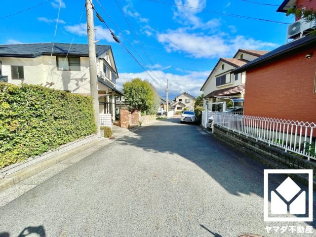 京田辺市花住坂２丁目の前面道路含む現地写真