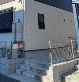 アザーレ・ターコイズ府中本町B棟のエントランス