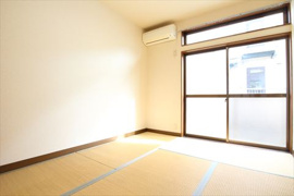 落ち着いた色調の寝室です