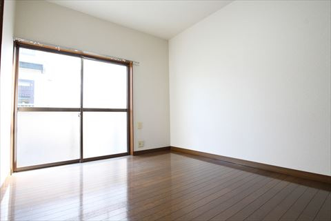 コンパクトで使いやすい洋室です