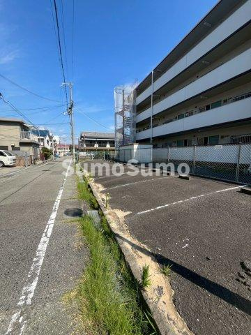橋本第2マンションの駐車場|駐車スペースもあります