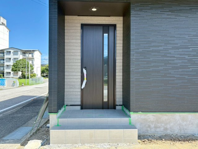 「南向き×広路」高知市鴨部2期2棟　1号棟新築戸建ての玄関|お家の顔となるスタイリッシュな玄関ポーチ！シックな色合いのドアが高級感を演出してくれます♪