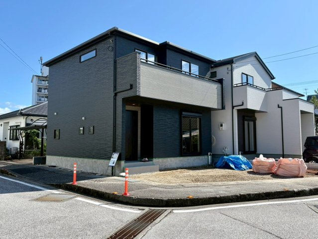 「南向き×広路」高知市鴨部2期2棟　1号棟新築戸建ての外観|7/11撮影。現在外構工事中！まもなく完成します(*^^*)※一部写真を加工しています。
