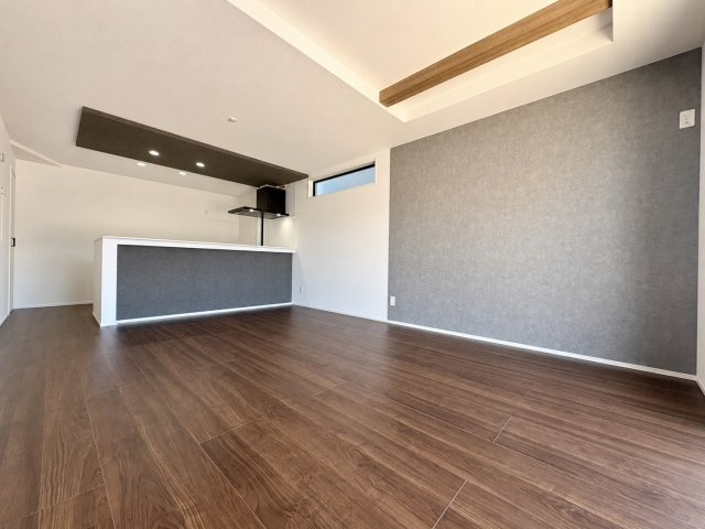 「南向き×広路」高知市鴨部2期2棟　1号棟新築戸建ての居間・リビング|明るく開放的なリビング！家族が集まる憩いの空間にふさわしい、洗練されたデザインです♪