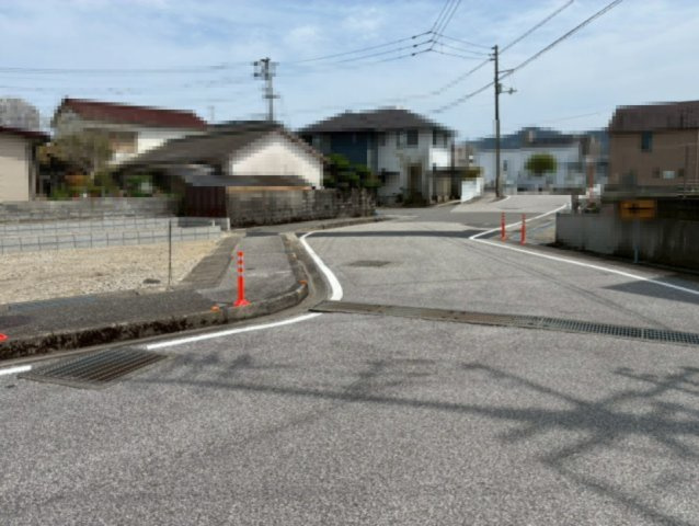 【南向き×広路】高知市鴨部2期2棟　1号棟新築戸建ての前面道路含む現地写真|※4月12日撮影