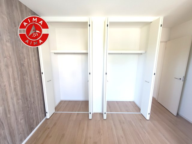 那珂川市王塚台1丁目第2-2棟（1号棟）の収納|洋服や大きな荷物が多い方や人数の多いご家族などは、一般的なクローゼットよりもウォークインクローゼットのほうが使い勝手が良いです。