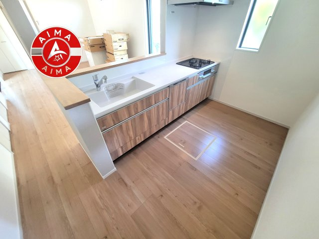 那珂川市王塚台1丁目第2-2棟（1号棟）のキッチン|ダイニングテーブルへの配膳がラクラク、お料理はかどるカウンター付きシステムキッチン！