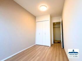 R7,12月リフォーム済み！ユニーブル神丘マンションの洋室|全居室フローリング仕様で、お掃除がしやすく清潔感のある住空間を実現出来ます。
