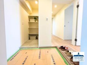 R7,12月リフォーム済み！ユニーブル神丘マンションの玄関|白を基調とした明るく清潔感のある玄関。
大型のシューズインクローゼットを備え、玄関まわりをいつでも整頓された状態に保てます！