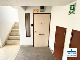 R7,12月リフォーム済み！ユニーブル神丘マンションのその他共用部分|共用通路から見た玄関のようす