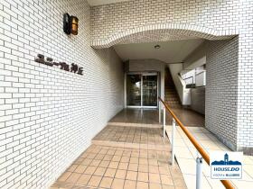 R7,12月リフォーム済み！ユニーブル神丘マンション|ナチュラルテイストのエントランスには、お年寄りやベビーカーにも優しい緩やかなスロープ付きです。