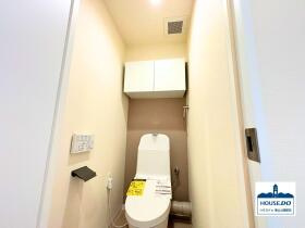 R7,12月リフォーム済み！ユニーブル神丘マンションのトイレ|便利な棚付きトイレで、毎日の使いやすさをアップ！
最新の温水洗浄機能で、いつでも清潔・快適。