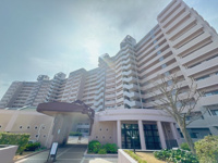 【外観】 | パークハウス福間☆仲介手数料無料☆ | 少し足を伸ばせば大型のショッピングモールもあり、毎日のお買い物や休日のお出かけも徒歩・お車ともに快適にこなせる人気のエリアです。