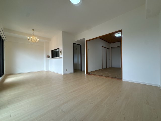 【間取り】 | パークハウス福間☆仲介手数料無料☆ | 自然光がたっぷりと差し込む明るいリビング。家族が集まり、ゆったりとした時間を過ごせる広々とした設計です。