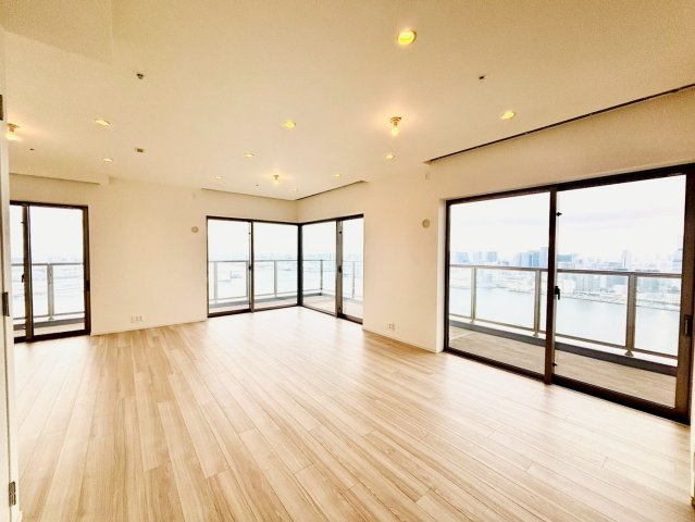 SKY DUO PARK VILLAGE T棟 47階の居間・リビング|南側、西側に窓が設置されており、要項な眺望環境がそろっております。
