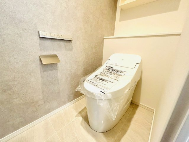 SKY DUO PARK VILLAGE T棟 47階のトイレ|手洗い付きのタンクレストイレです。