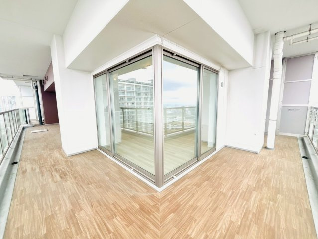 SKY DUO PARK VILLAGE T棟 47階のバルコニー|南側西側と44.61㎡のバルコニー付き