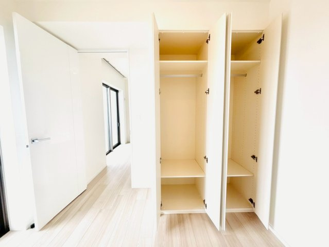 SKY DUO PARK VILLAGE T棟 47階の収納|7.6帖のベットルームから入れる居室の収納です。