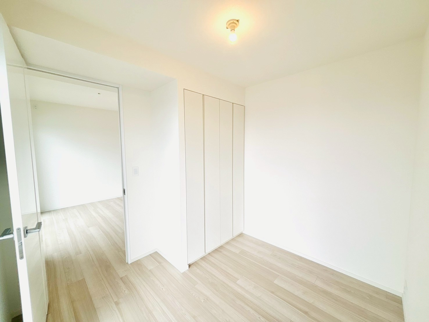 SKY DUO PARK VILLAGE T棟 47階の洋室|7.6帖のベットルームから入れる居室です。