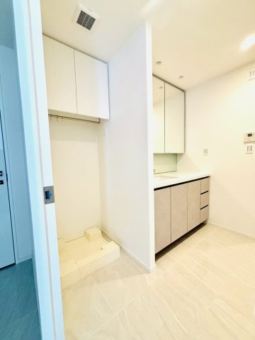 SKY DUO PARK VILLAGE T棟 47階の洗面所|洗面室内には、上部収納と防水パンがございます。